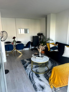 Appartement entier Design et Confort refait à neuf PROCHE de PARIS, la DEFENSE et VERSAILLES